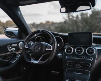 Dashboard en stuur van een auto, klaar voor een lange rit