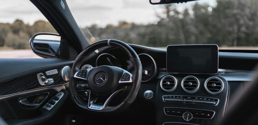 Dashboard en stuur van een auto, klaar voor een lange rit